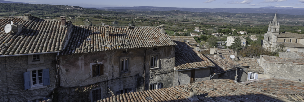 L'église basse du village de Bonnieux vue des remparts