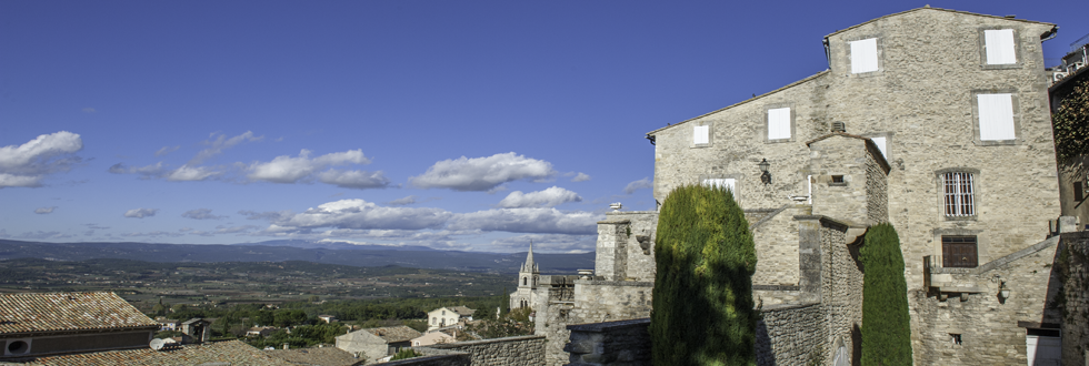 Vue des remparts du village de Bonnieux sur le mont Ventoux